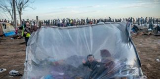 الاتحاد الأوروبي غاضب من "عملية ابتزاز" بشأن المهاجرين... ويدرس دفع أموال لتركيا